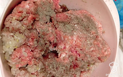 Приправьте черным молотым перцем.