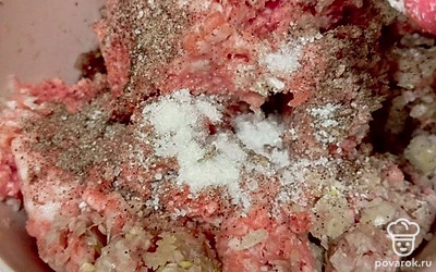 Добавьте соль. Все хорошо перемешайте. Фарш немного отбейте, чтобы он хорошо держал форму.