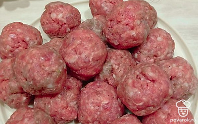 Сформируйте из фарша небольшие шарики.