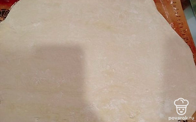 Слоеное тесто немного раскатайте.