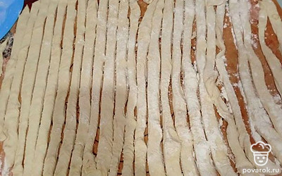 Тесто нарежьте на тонкие полоски.