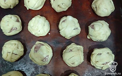 Мясные шарики оберните в полоски из теста так, чтобы фарш был виден. Выложите заготовки на противень. Отправьте в духовку на 40 минут при 200 градусах.