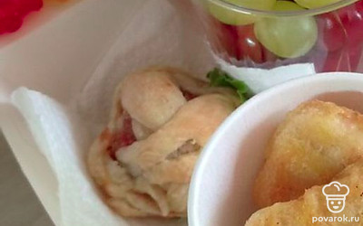 Булочки подавайте горячими, украсив зеленью салата или овощами. Приятного аппетита!