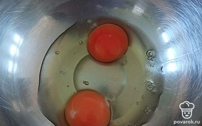 2 яйца разбейте в миску.