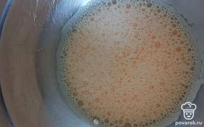 Хорошо взбейте яйца в пену.