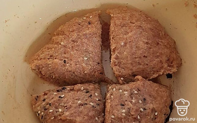 Набухшую массу разделите на 4 части.