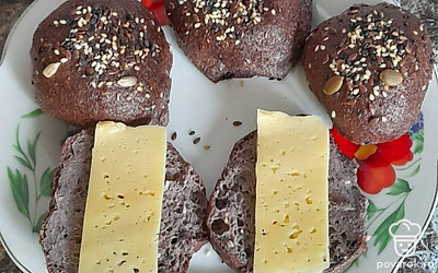 Ешьте булочки с сыром, маслом и помидорами.