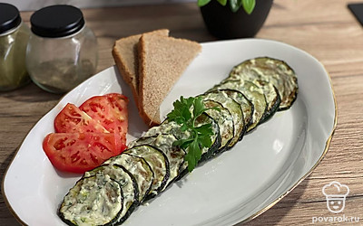 Эту закуску можно подавать теплой или холодной. Дополните ее темным хлебом и свежими томатами.