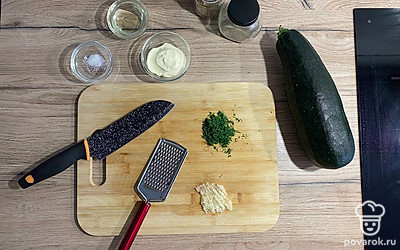 На терке натрите чеснок, мелко нарежьте укроп.