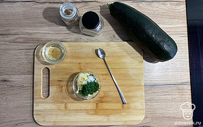 Переложите чеснок и укроп в миску с майонезом. Посолите и перемешайте. Получившийся соус уберите в сторону.