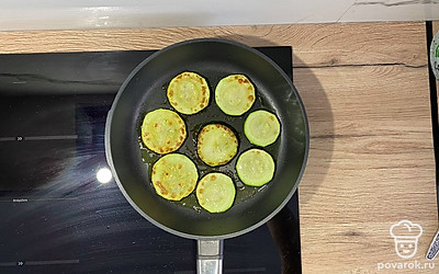 Обжарьте кабачок на растительном масле (с двух сторон до золотистого цвета) и переложите на тарелку.