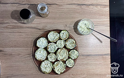 Каждую дольку кабачка обильно смажьте соусом. Готово. Можно подавать к столу!