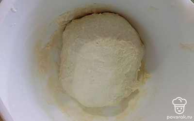 Сделайте тесто. Смешайте закваску, картофельный отвар, сахар, соль, муку, масло. Оставьте на 2 часа.
. 