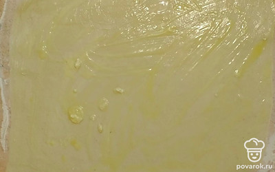 Раскатайте тесто, смажьте маслом. 