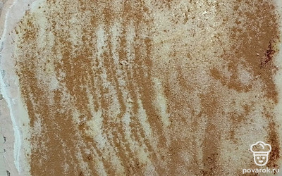 Посыпьте сахаром и корицей. 