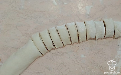 Сверните рулетом, нарежьте. 