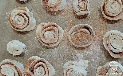 Выложите заготовки на противень. Оставьте на час. 