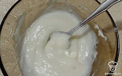 Смешайте сметану с сахарной пудрой. 