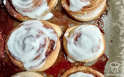 Смажьте этой смесью булочки. 