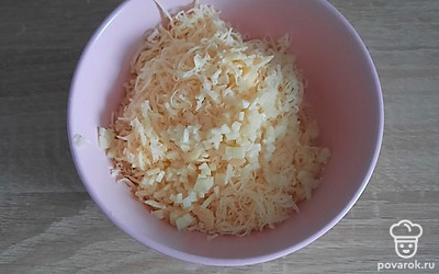 Сыр натрите на мелкой терке. Чеснок измельчите.