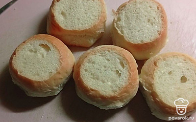 У булочек срежьте небольшую часть верха.