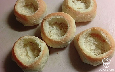 Удобным способом выньте мякиш, чтобы получилось глубокое отверстие.