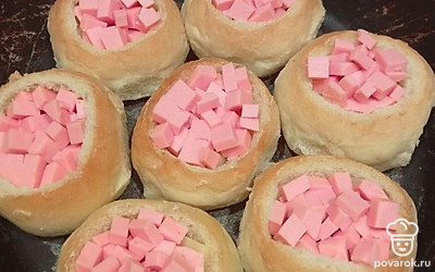 Колбасу нарежьте кубиками. Заполните булочки поверх сыра. У меня колбаса докторская.
