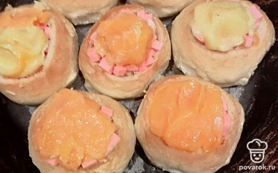 Сверху вылейте яйцо, которое предварительно разбейте и размешайте в отдельной емкости. Я использовала желток.