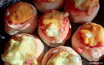 Поставьте форму с булочками в разогретую до 180 градусов духовку. Запекайте минут 15.