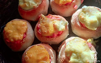 Булочки подавайте обязательно горячими, так корочка будет хрустящей, а сыр — тянуться. Подавайте булочки к чаю или кофе. Приятного аппетита!