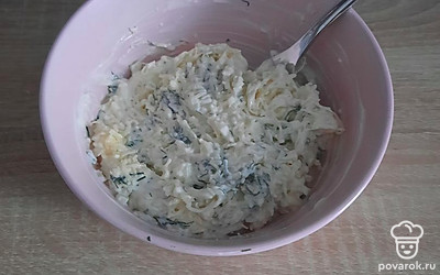 Следом добавьте мелко нарезанный укроп и майонез. Перемешайте. 