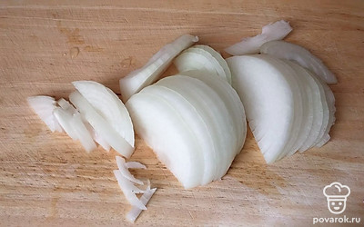 Чистим и нарезаем овощи.