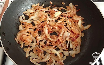 Обжариваем лук на растительном масле и большом огне (5 минут). Солим.