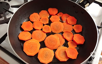 Обжариваем на растительном масле морковь, нарезанную кружочками с двух сторон (4 минуты). Солим.