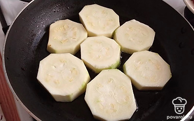 Чистим кабачок, нарезаем его кружочками шириной не менее 1саниметра. Обжариваем с двух сторон на растительном масле по 3 минуты с каждой стороны.