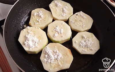 Вторую сторону кабачка солим и посыпаем мукой.