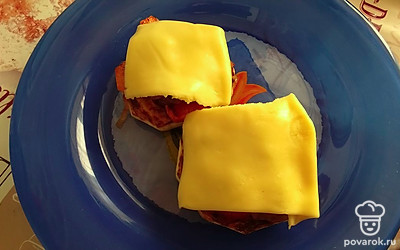 Сверху кладем любой сыр.