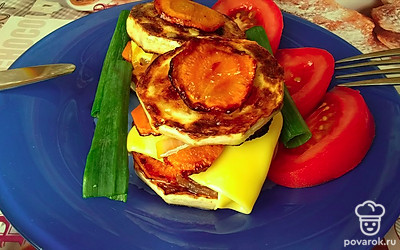 Сверху снова выкладываем кабачок, лук и морковь. Получается 3 слоя. Сверху кладем морковь.