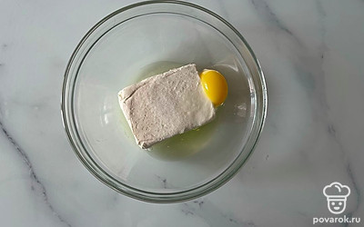 Смешайте творог с яйцом и сахарозаменителем. 