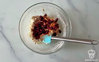 Просейте туда муку, разрыхлитель, замесите мягкое тесто. Добавьте клюкву и корицу. 