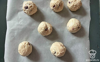 Влажными руками формируйте шарики и выкладывайте на пергамент. Выпекайте в духовке 20 минут при 180 градусах. 