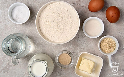 Просейте муку через мелкое сито. Помойте и обсушите куриные яйца. Подготовьте сотейник, две емкости, подходящие для микроволновой печи, миски разного размера, чистое тканевое полотенце, силиконовую кисточку. Застелите плоский противень пергаментной бумагой. Перед началом выпекания разогрейте духовку до 180°C.