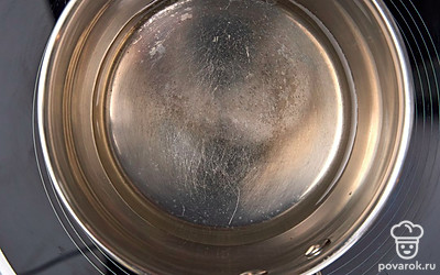 Влейте воду в сотейник. Поставьте на средний огонь и подогрейте жидкость до 38-40°C, то есть чуть выше температуры тела.