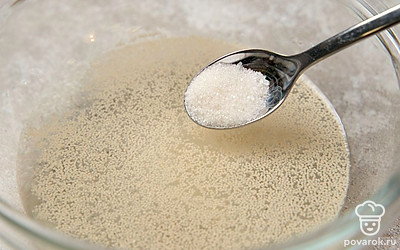 Перелейте теплую воду в небольшую миску. Добавьте в нее 1 ч.л. сахара и сухие дрожжи. Размешайте и дайте постоять смеси 10-15 минут, чтобы дрожжи активировались и начали пениться.