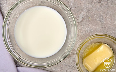 Выложите в емкость для микроволновой печи сливочное масло. Растопите его за 2-3 раза по 30 секунд. В другой емкости подогрейте основной объем (110 мл) молока до теплого состояния.