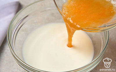 Разбейте целое яйцо в глубокую миску, всыпьте к нему соль и оставшийся сахар. Хорошо перемешайте вилкой или венчиком. Перелейте теплое молоко в миску с яйцом и сахаром, еще раз все размешайте.