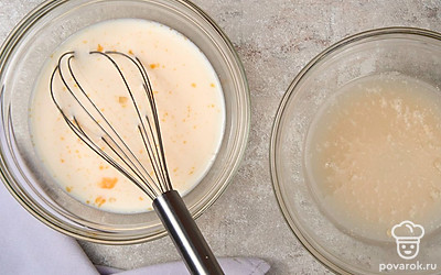 Влейте к молочной массе смесь воды, сахара и дрожжей. Смешайте обе смеси до однородного состояния.