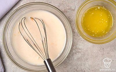 Добавьте к смешанным ингредиентам растопленное сливочное масло, как следует все перемешайте.