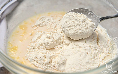 Добавьте небольшими частями оставшуюся муку, перемешивая массу после каждого добавления.