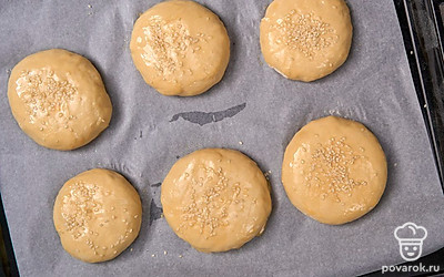 Равномерно посыпьте будущие булочки кунжутом и поставьте противень в горячую духовку. Пеките булочки в течение 25-30 минут, пока они не станут ровного золотистого цвета.